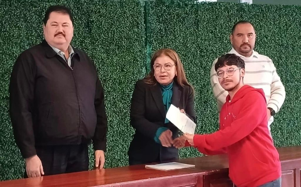 Fundación beca a estudiantes de la UTRC