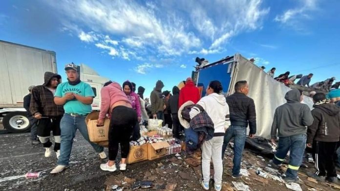 Tráiler lleno de cerveza vuelca en La Laguna; se desató la rapiña