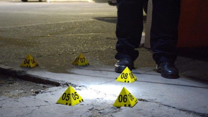 'Mi apá está muerto, ¿qué puedo hacer?': Joven se queda junto al cuerpo de su padre