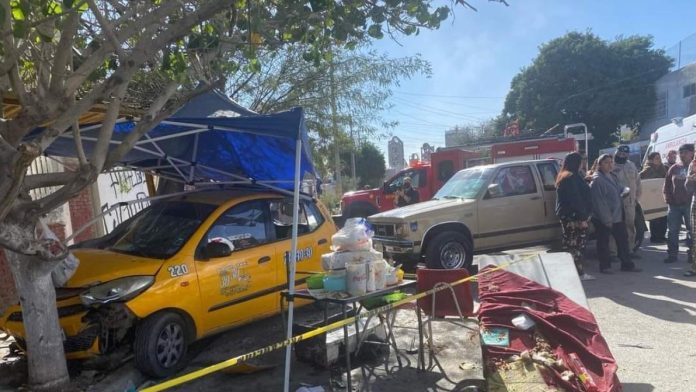 Ebrio taxista impacta un puesto de comida callejera en Coahuila