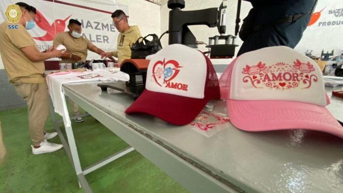 Personas encarceladas venden artículos para el Día del Amor y de la Amistad
