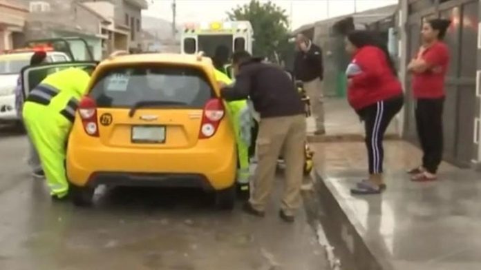 Taxista se enoja porque una mujer dio a luz en su auto; se dirigían al hospital