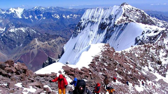 Llegó a la cima del cerro Aconcagua y ya no bajó; localizan muerto a escalador
