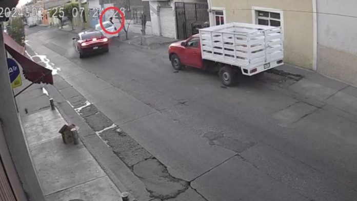 Atropellan a abuelita mientras barría afuera de su casa