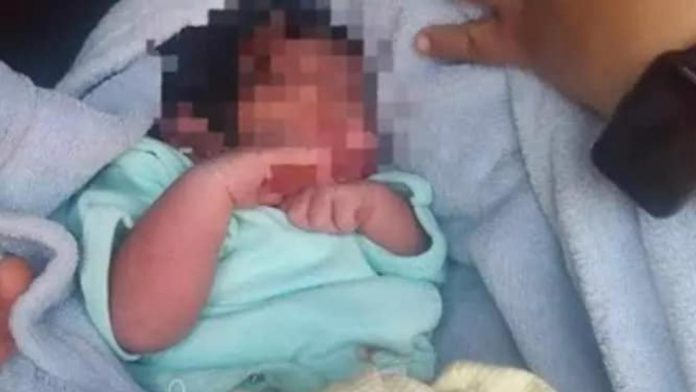 Abuela abandona a bebé en tortillería; tenía horas de nacida