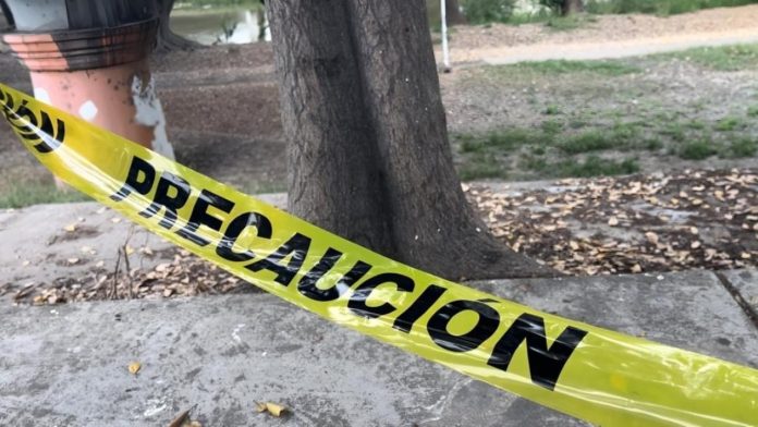Encuentran restos humanos debajo del puente de un parque