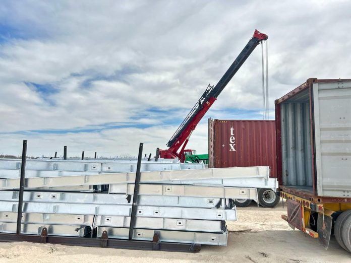 Con maquinaria pesada llegaron las estructuras para las naves