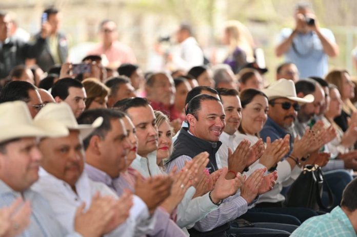 Presidente municipal acude a la entrega de tarjeta de la salud popular
