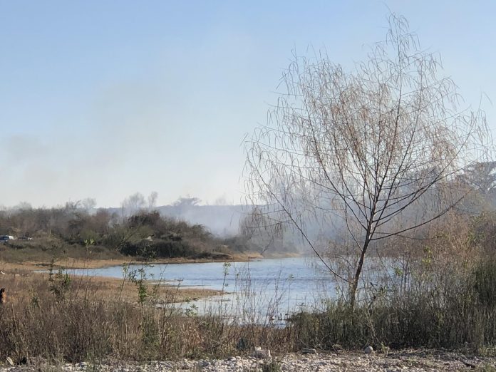 Incendio forestal en las márgenes del Río Sabinas