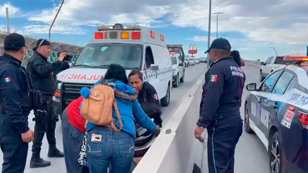 Mujer intentó aventarse de puente en Monclova