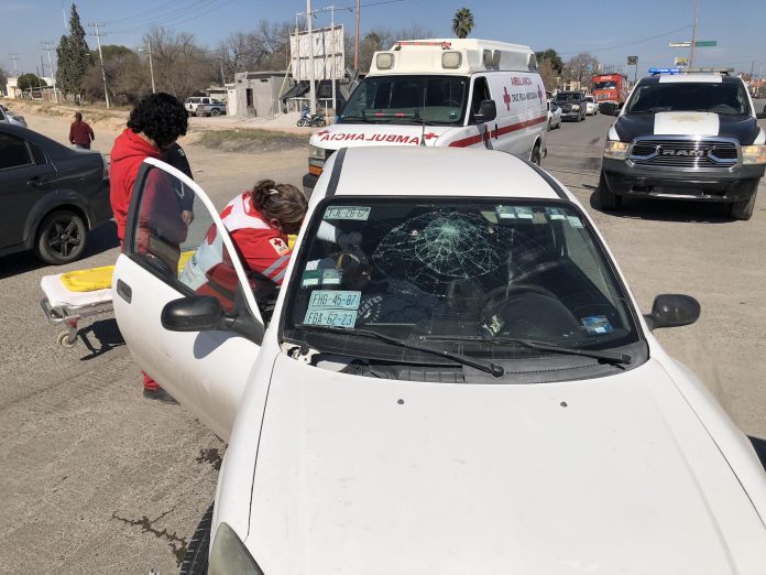 Paramédicos de Cruz Roja auxilian a dama lesionada
