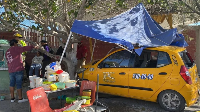 Taxista ebrio deja varios lesionados tras impacto en puesto de gorditas frente a primaria