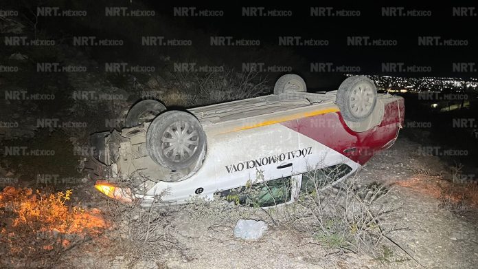 los trabajadores del área de circulación Sergio Zarate y José Emanuel.