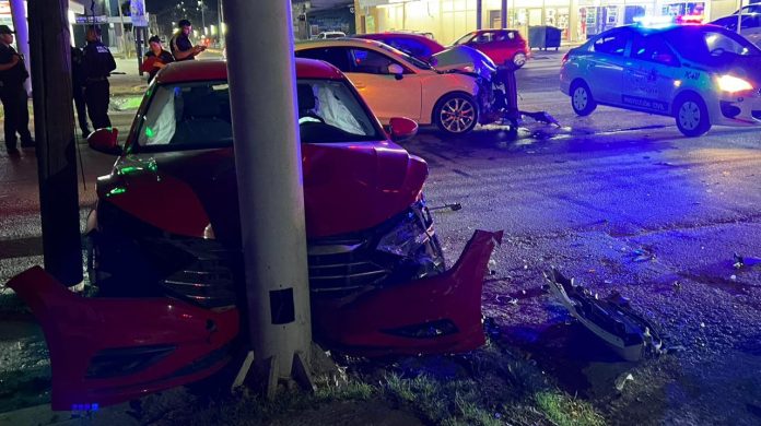 Se atraviesa y provoca un choque con saldo de dos mujeres lesionadas