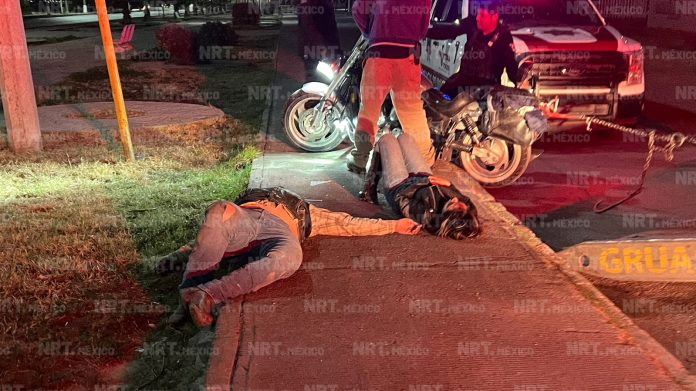 Motociclista y acompañante son embestidos por auto fantasma