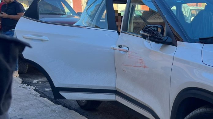 Abre la puerta de su auto y genera percance vial