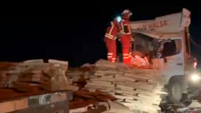 Un fallecido y tres heridos graves dejó un choque de camiones