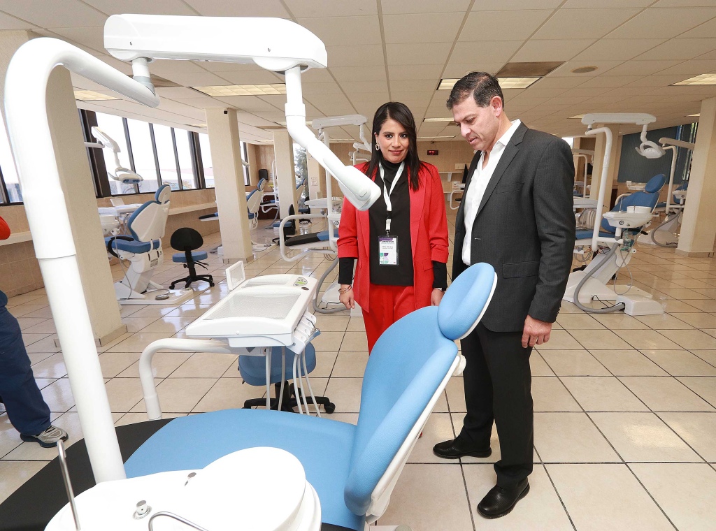 Octavio Pimentel entrega unidades dentales en la Facultad de Odontología UAdeC