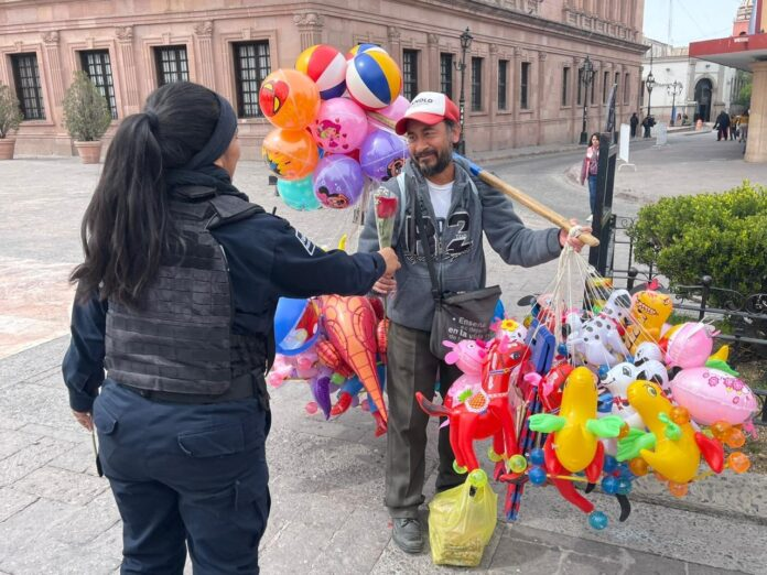 Policía de Saltillo entrega flores a la ciudadanía por el Día de San Valentín