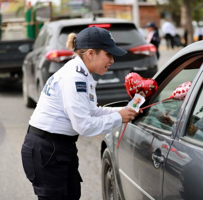 Policía de Saltillo entrega flores a la ciudadanía por el Día de San Valentín