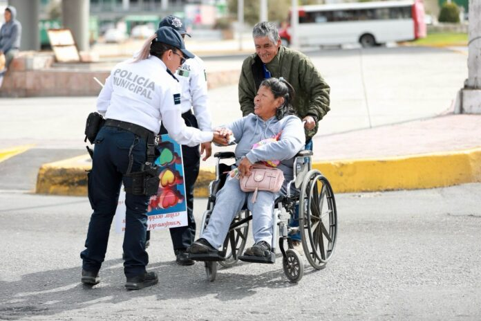 Policía de Saltillo entrega flores a la ciudadanía por el Día de San Valentín