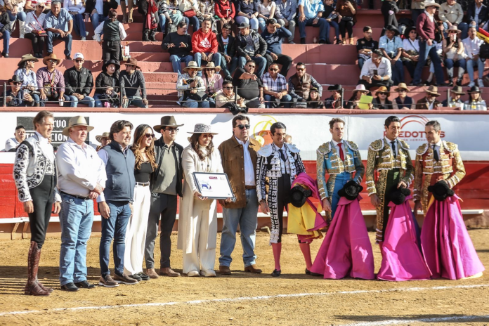 Recuerdan a Armando Guadiana con emotivo homenaje en la Plaza de Toros de Texcoco