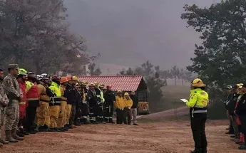Apoya Coahuila en labores para sofocar incendio forestal en Santiago, Nuevo León