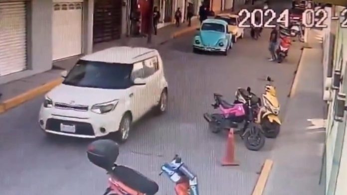 Sujeto le cortó por completo una mano a un oficial con un machete