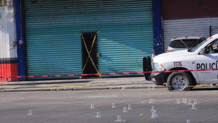 Violento ataque armado deja un muerto y dos heridos en bar