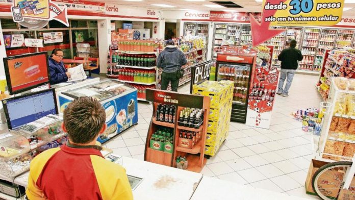Así son las tiendas Oxxo en Colombia; la cerveza es más barata que en México