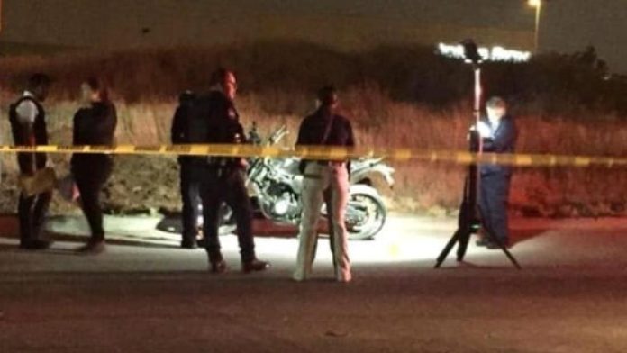 Familia que viajaba en moto es impactada por camión; el padre falleció