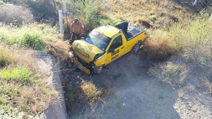 Camioneta cae a arroyo en Coahuila; conductor quedó inconsciente por horas