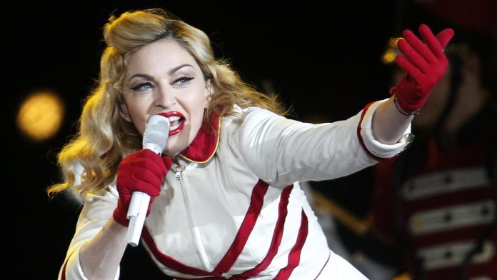 Madonna reclama a fan por no pararse en el concierto y estaba en silla de ruedas