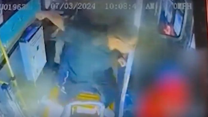 Usuario agrede brutalmente a conductor del transporte público