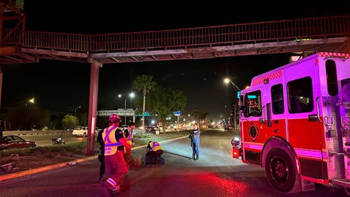 Hombre ebrio intenta quitarse la vida en puente peatonal