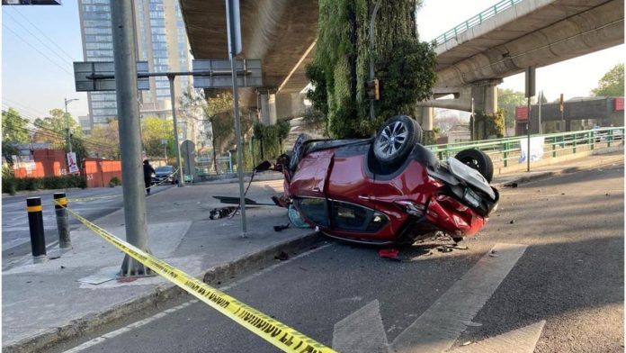 Pareja fallece tras perder el control de su camioneta y volcar