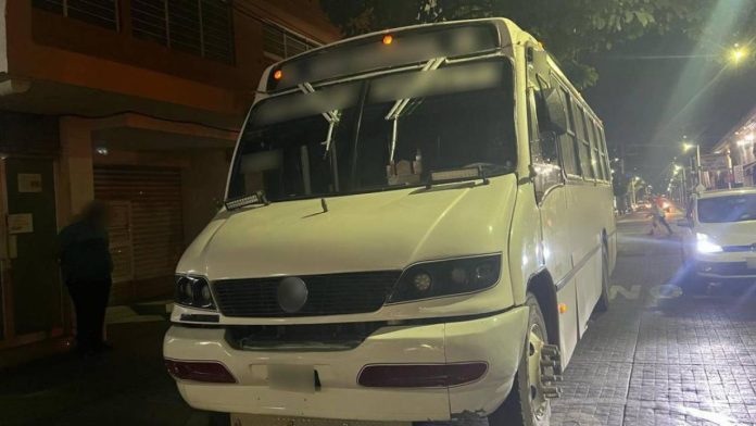 Jovencita salta de autobús al ser acosada por el conductor