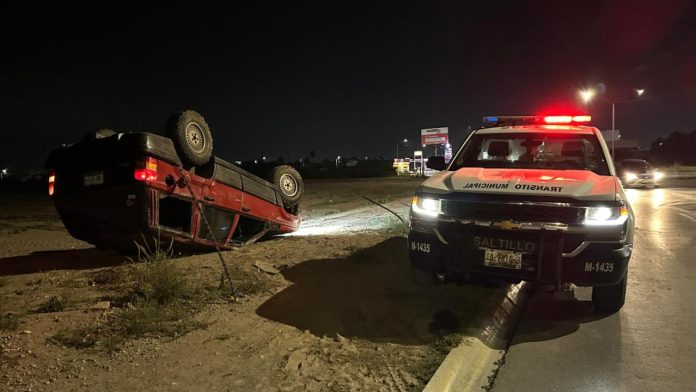 Joven vuelca vehículo al norte de Saltillo tras perder el control por exceso de velocidad