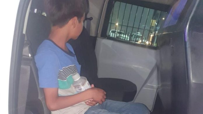 Niño escapó de su casa por problemas con su padrastro