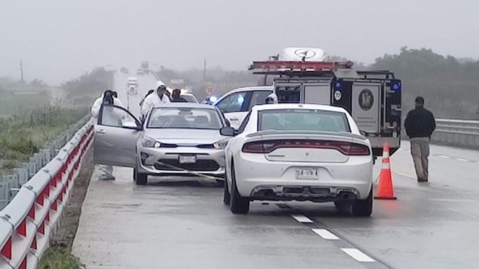 Localizan un cuerpo dentro de un auto en la carretera