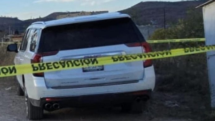 Descubren cinco cuerpos en camioneta abandonada