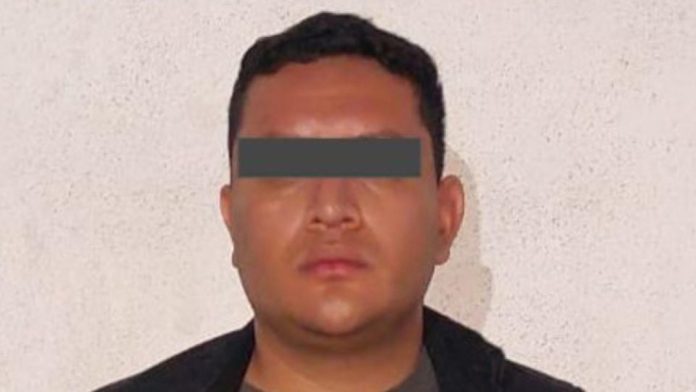 Detienen a policía por colaborar en el asesinato de un hombre