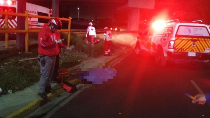 Hombre fallece al ser arrollado al intentar cruzar la calle