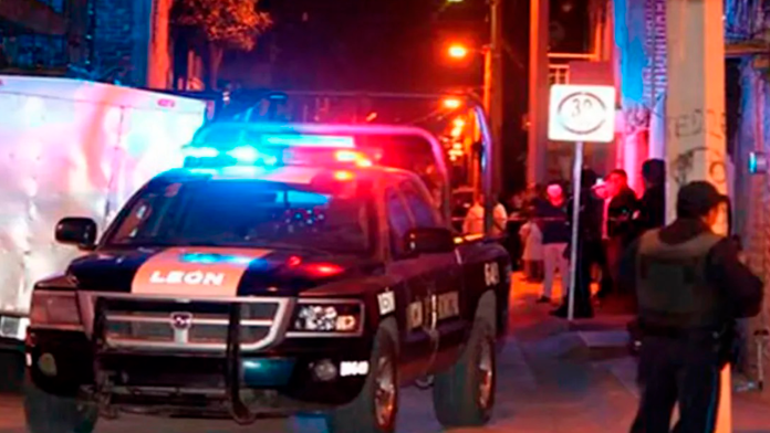 Acribillan a familia en su hogar mientras dormían