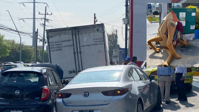 Botarga se cae de auto y provoca carambola en puente