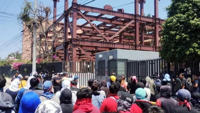 Estudiantes de Ayotzinapa protestan frente al Congreso de Guerrero por destitución de fiscal