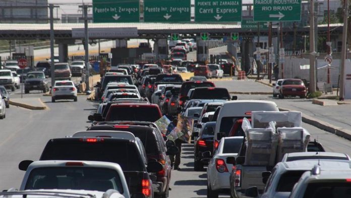Fin de semana largo provoca congestión en cruces fronterizos
