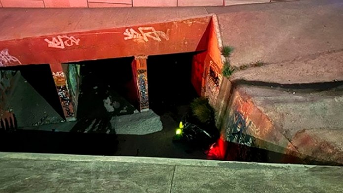 Hallan cuerpo de motociclista en canal pluvial del bulevar Fundadores en Saltillo