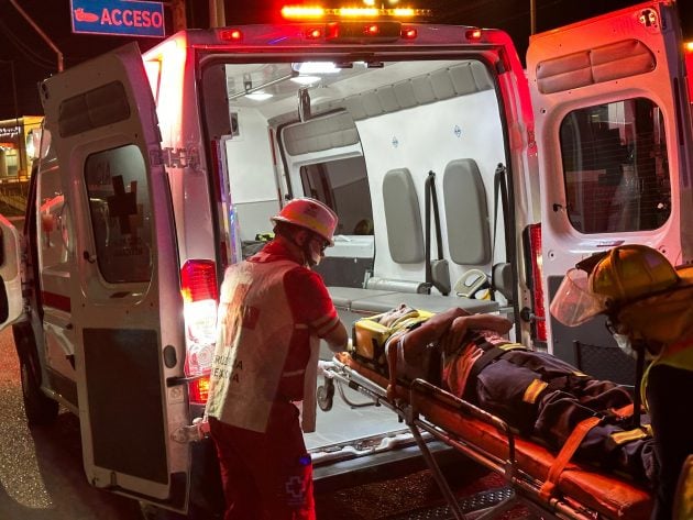 Intenta suicidarse al lanzarse de puente peatonal en Saltillo