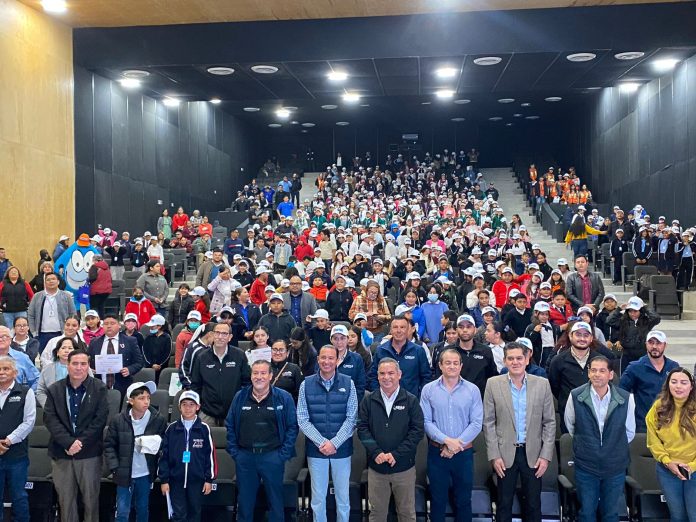 Simas Acuña realiza la entrega de reconocimientos a los ganadores de ‘’Gota Creativa’’